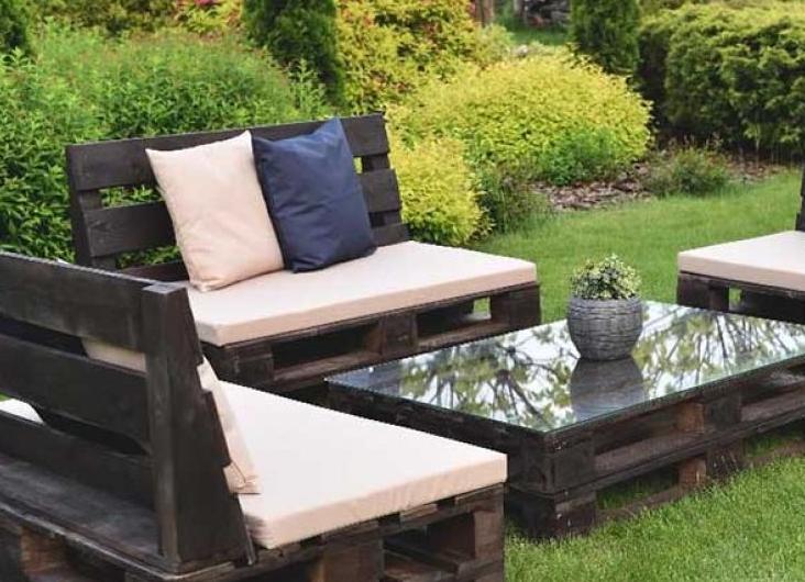 Мягкий диван из паллет на дачу