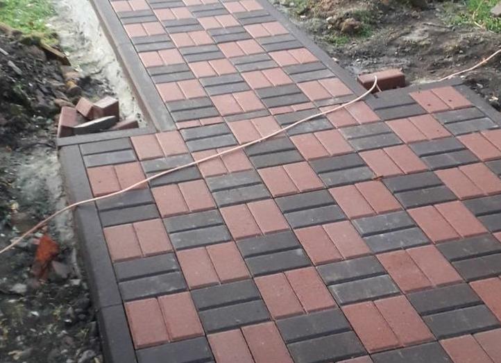 Площадка и дорожки из тротуарной плитки. А также подпорные стенки и ступени у меня на даче.