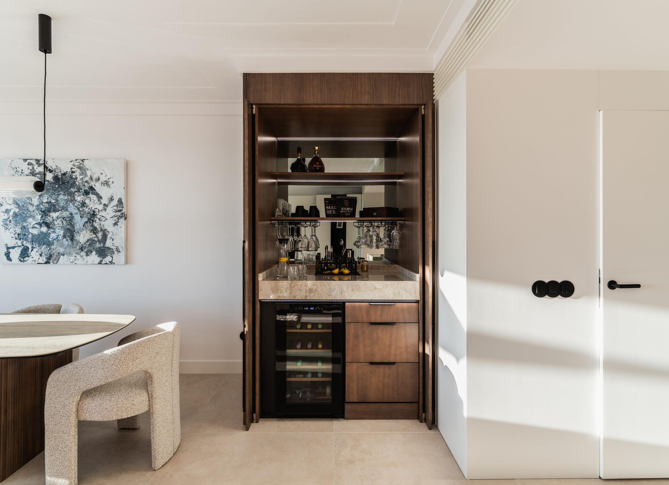 Незаметный комод превращается в удобную кровать.</p>
<p>😉